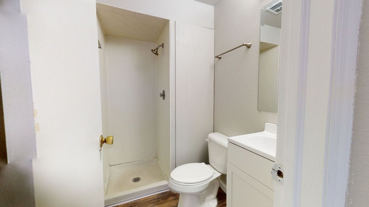 1005 S First St - Photo 3 of 50