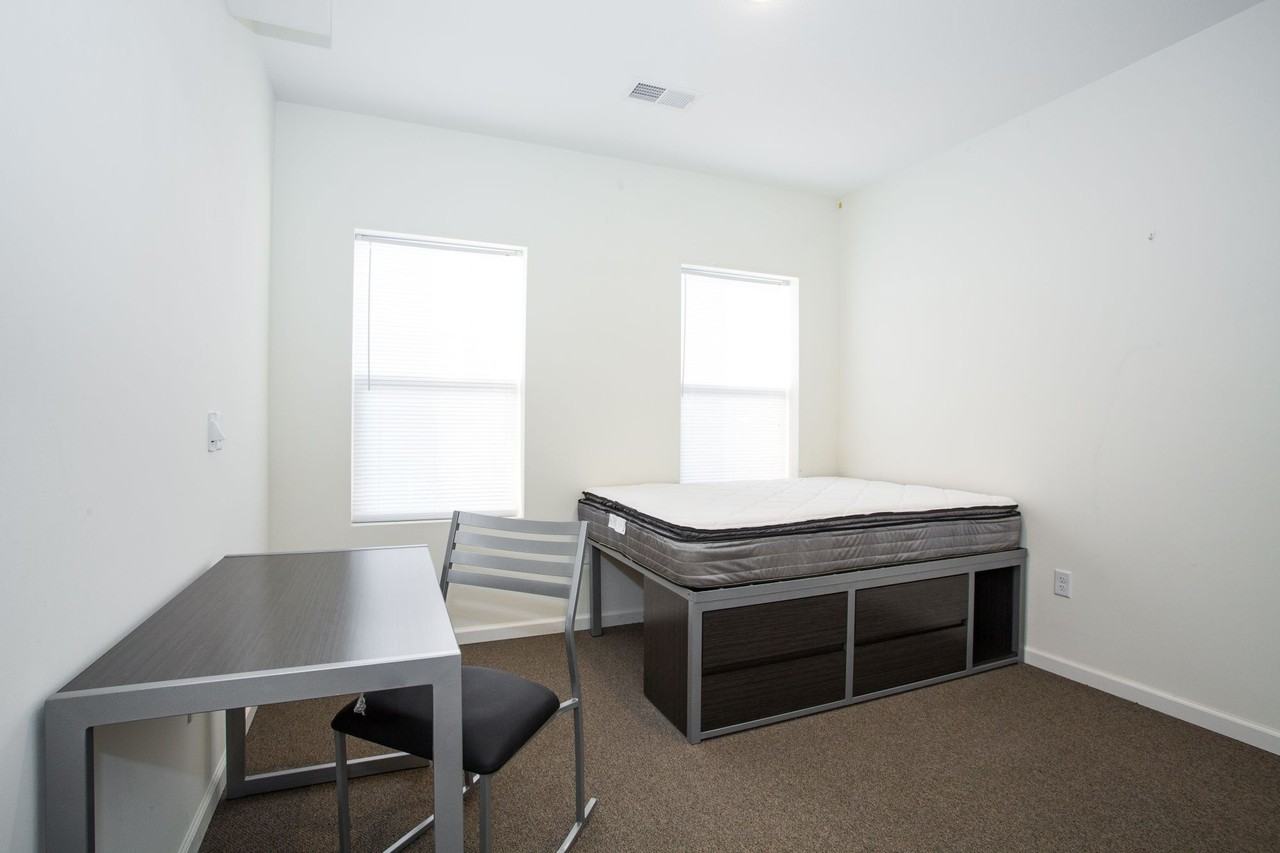 213 W Green St - Photo 3 of 50