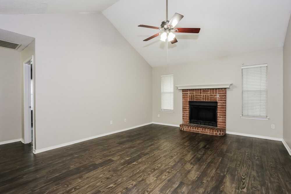 704 Stonebrooke Dr - Photo 3 of 16