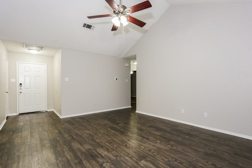 704 Stonebrooke Dr - Photo 5 of 16