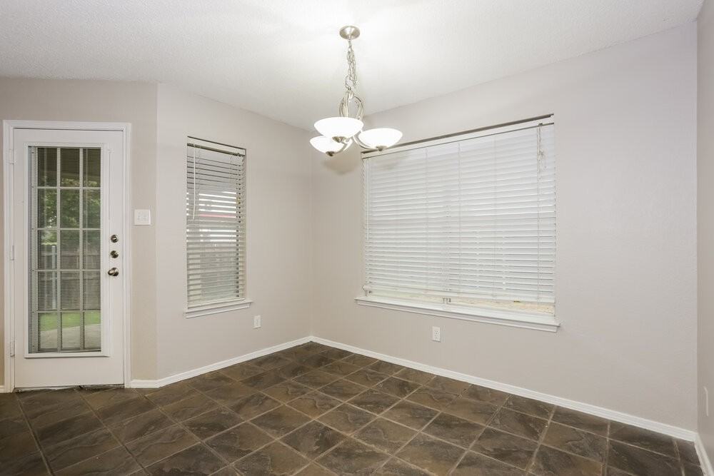 704 Stonebrooke Dr - Photo 6 of 16