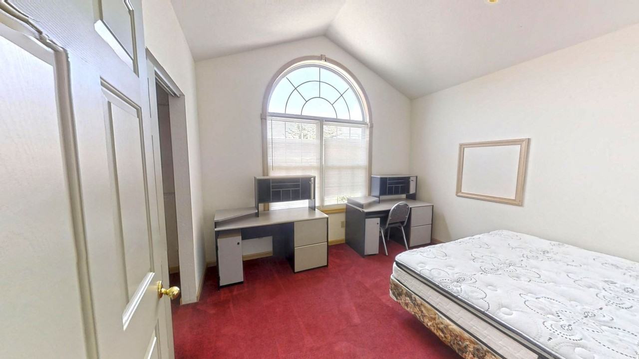 712 W Green St - Photo 3 of 11