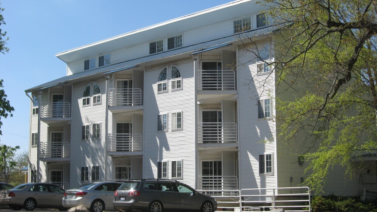 712 W Elm St - Photo 2 of 5
