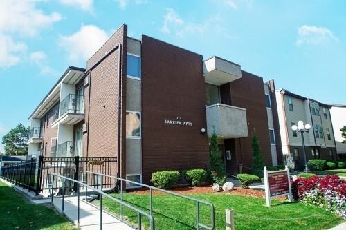 911 S Locust St - Photo 3 of 15