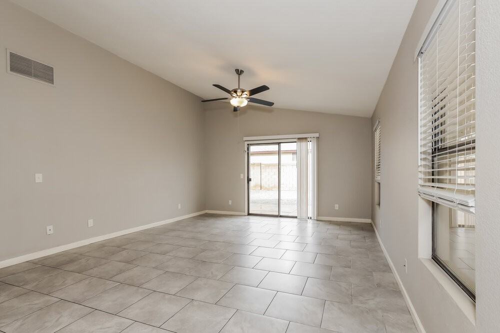 8724 W John Cabot Rd - Photo 4 of 17