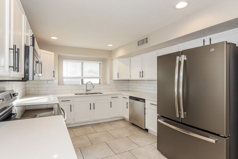 8724 W John Cabot Rd - Photo 7 of 17