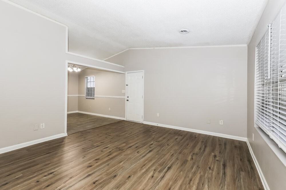 8450 N Pond Dr - Photo 3 of 16