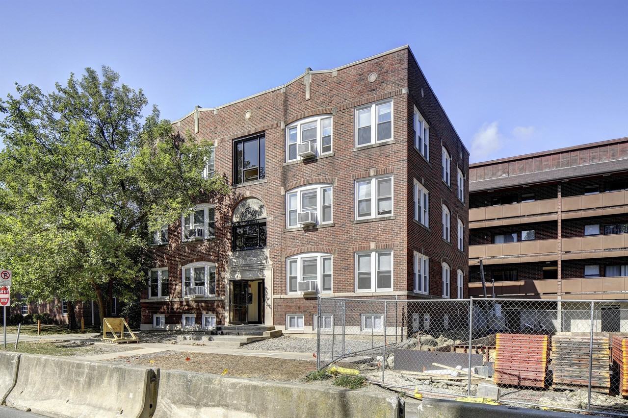 903 S Fourth St - Photo 2 of 4