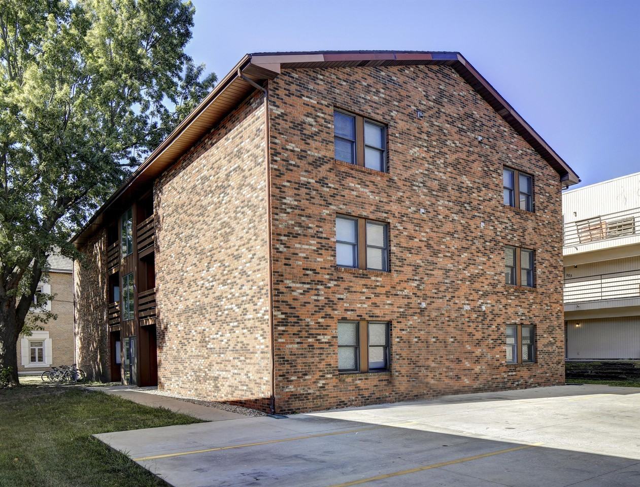 903 W Oregon St - Photo 2 of 7