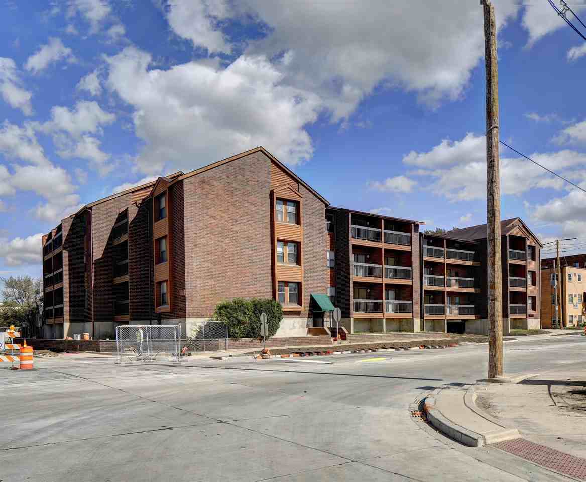 101 E Green St - Photo 3 of 48