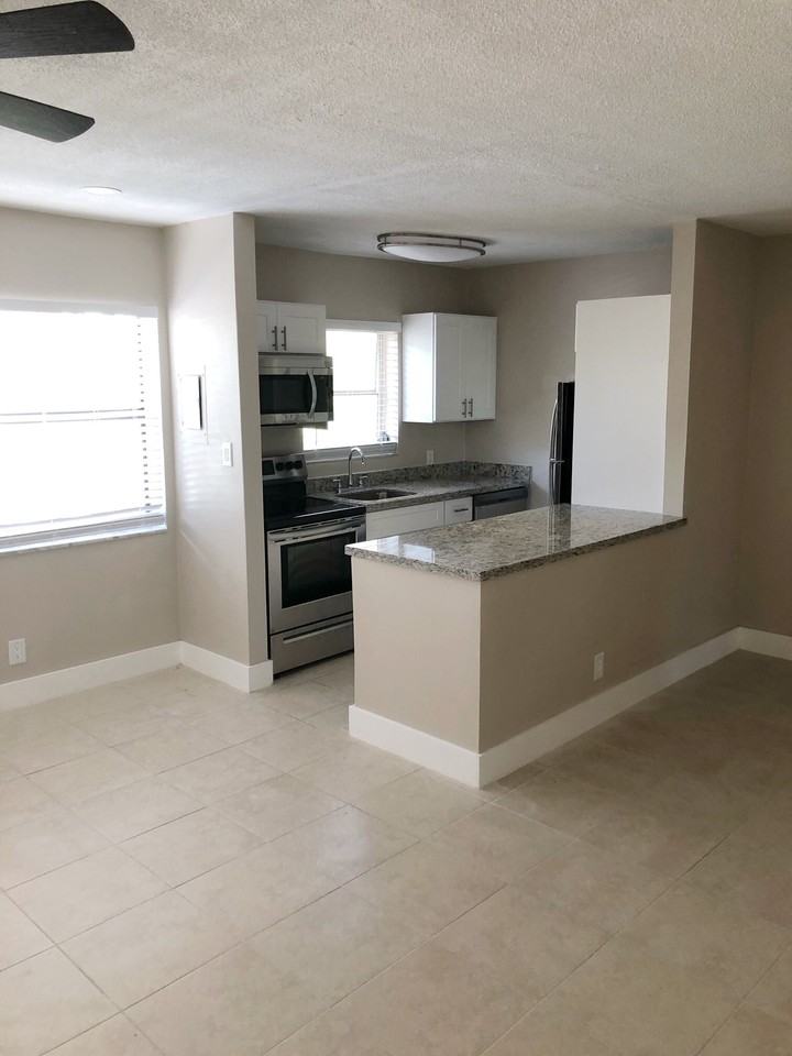 530 NE 20TH ST - Photo 2 of 16