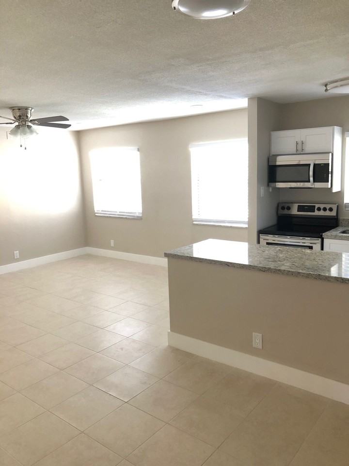 530 NE 20TH ST - Photo 3 of 16