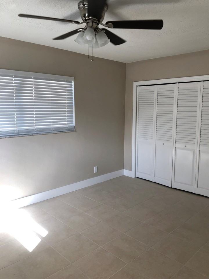 530 NE 20TH ST - Photo 6 of 16