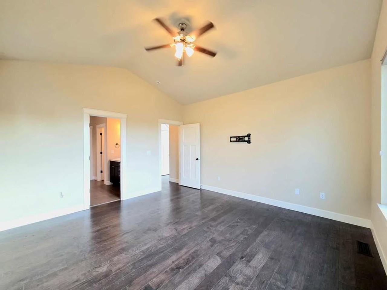 1744 S Blanchard Loop - Photo 4 of 47