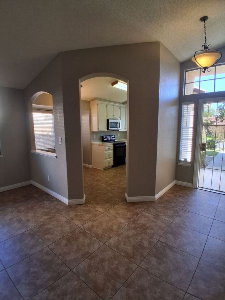 901 Sand Creek Drive - Photo 7 of 41