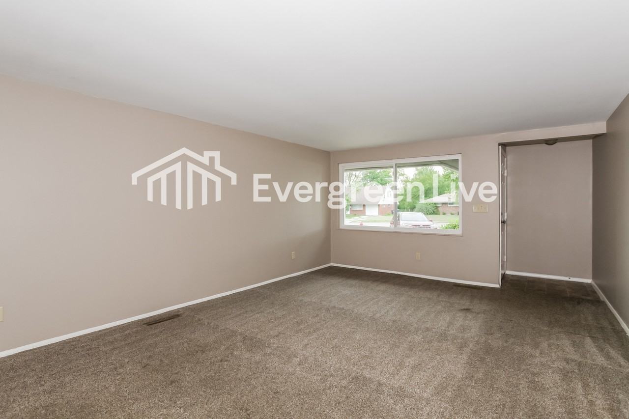 5862 Brandt Pike - Photo 4 of 15