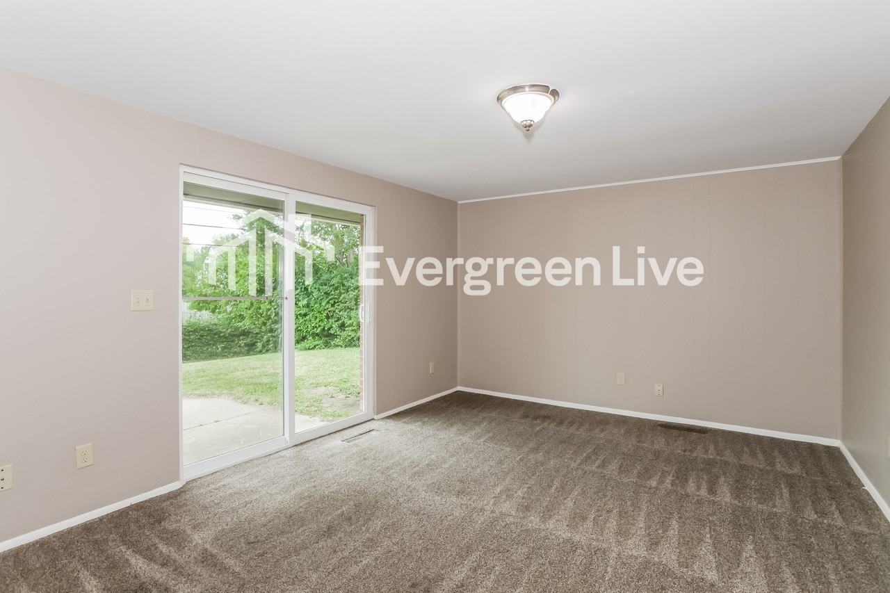 5862 Brandt Pike - Photo 5 of 15