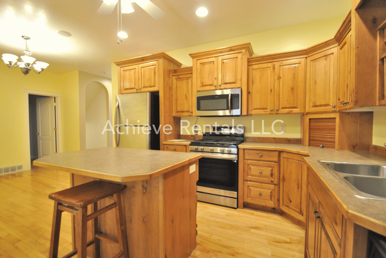 1035 N 130 W #100 - Photo 5 of 23