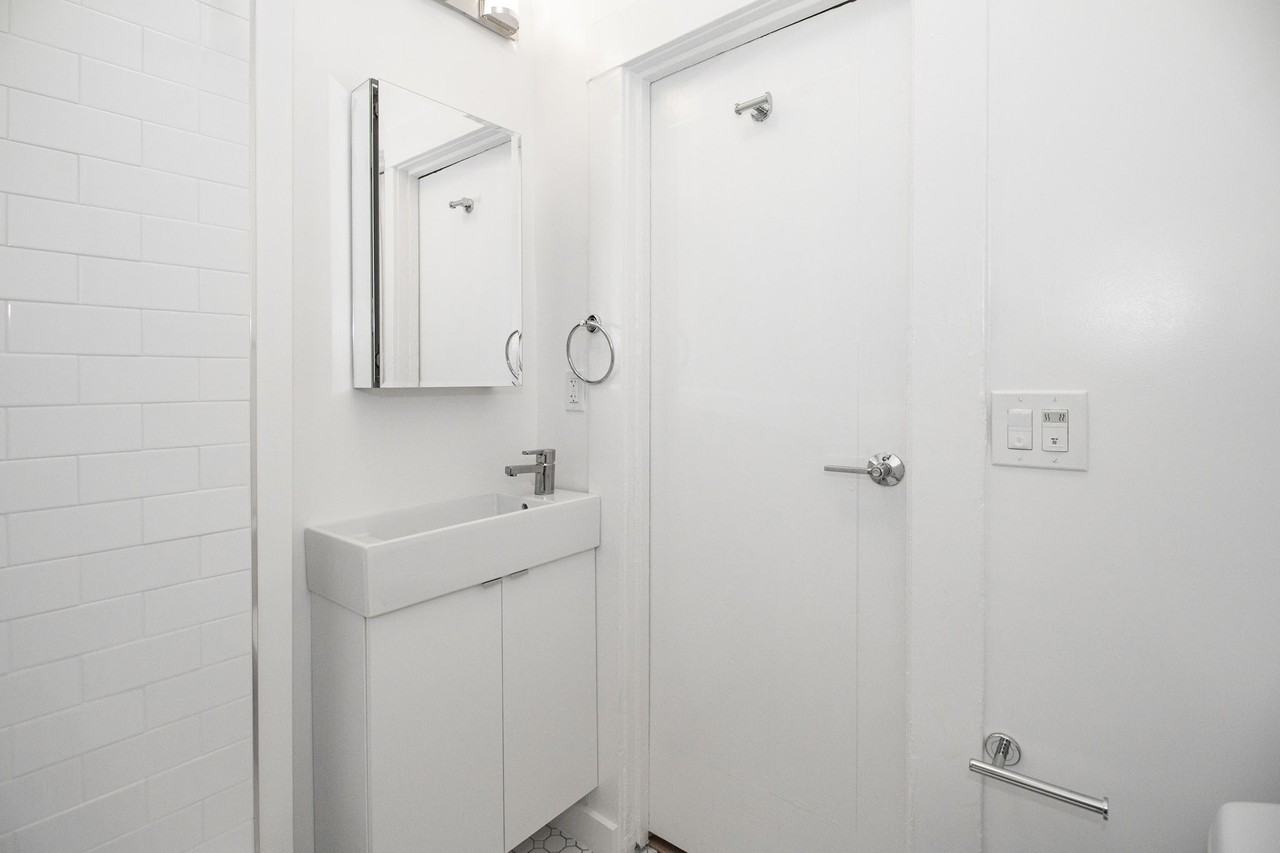 1025 Post - Photo 2 of 24