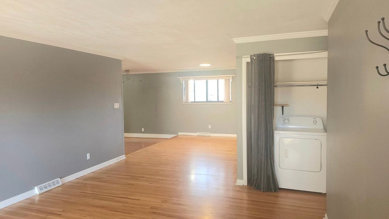 6068 Vivian Court - Photo 4 of 24