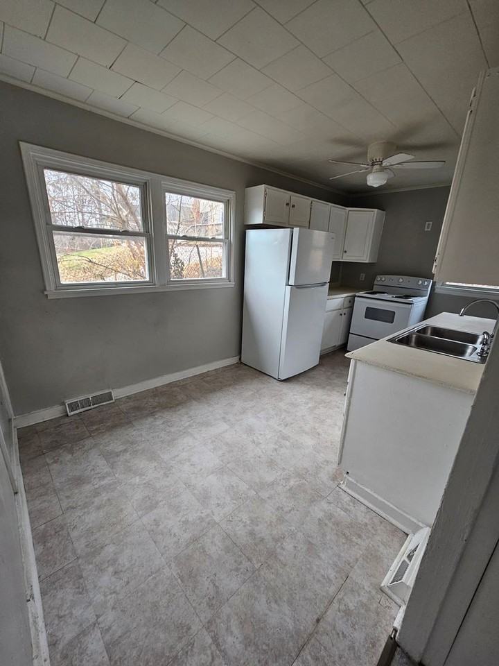 421 W 11th St - Photo 6 of 7