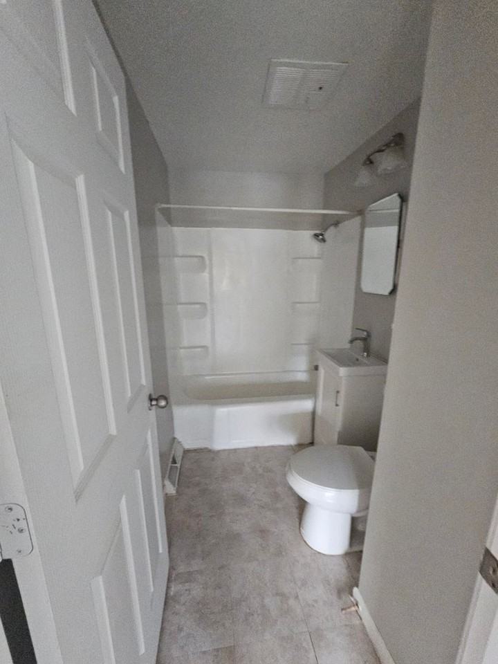 421 W 11th St - Photo 7 of 7