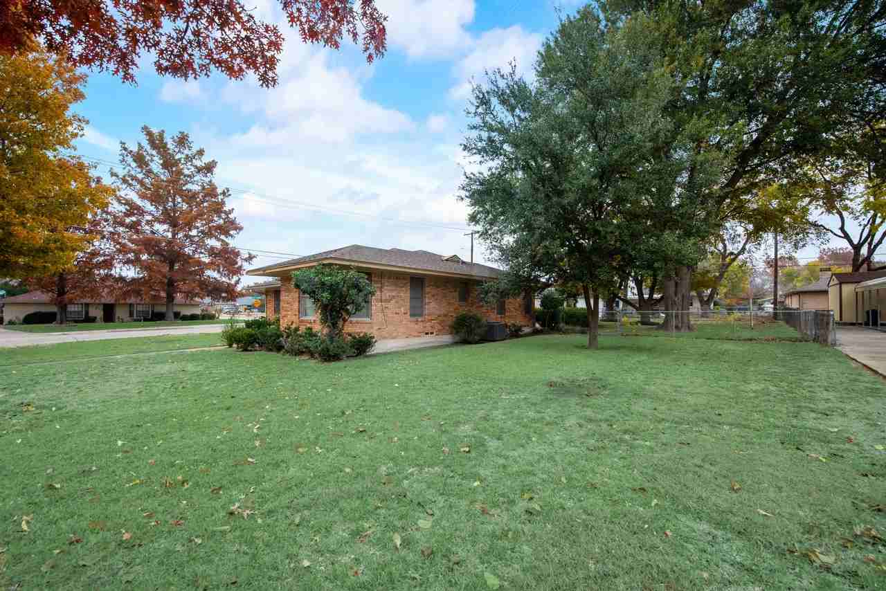 1002 Majors Dr - Photo 2 of 20