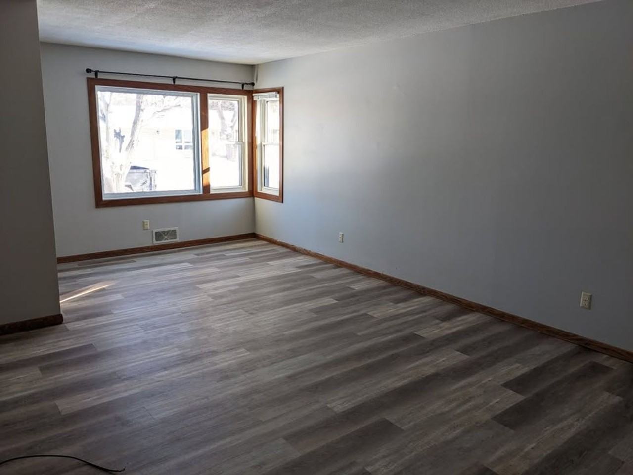 425 Commodore Drive - Photo 4 of 14