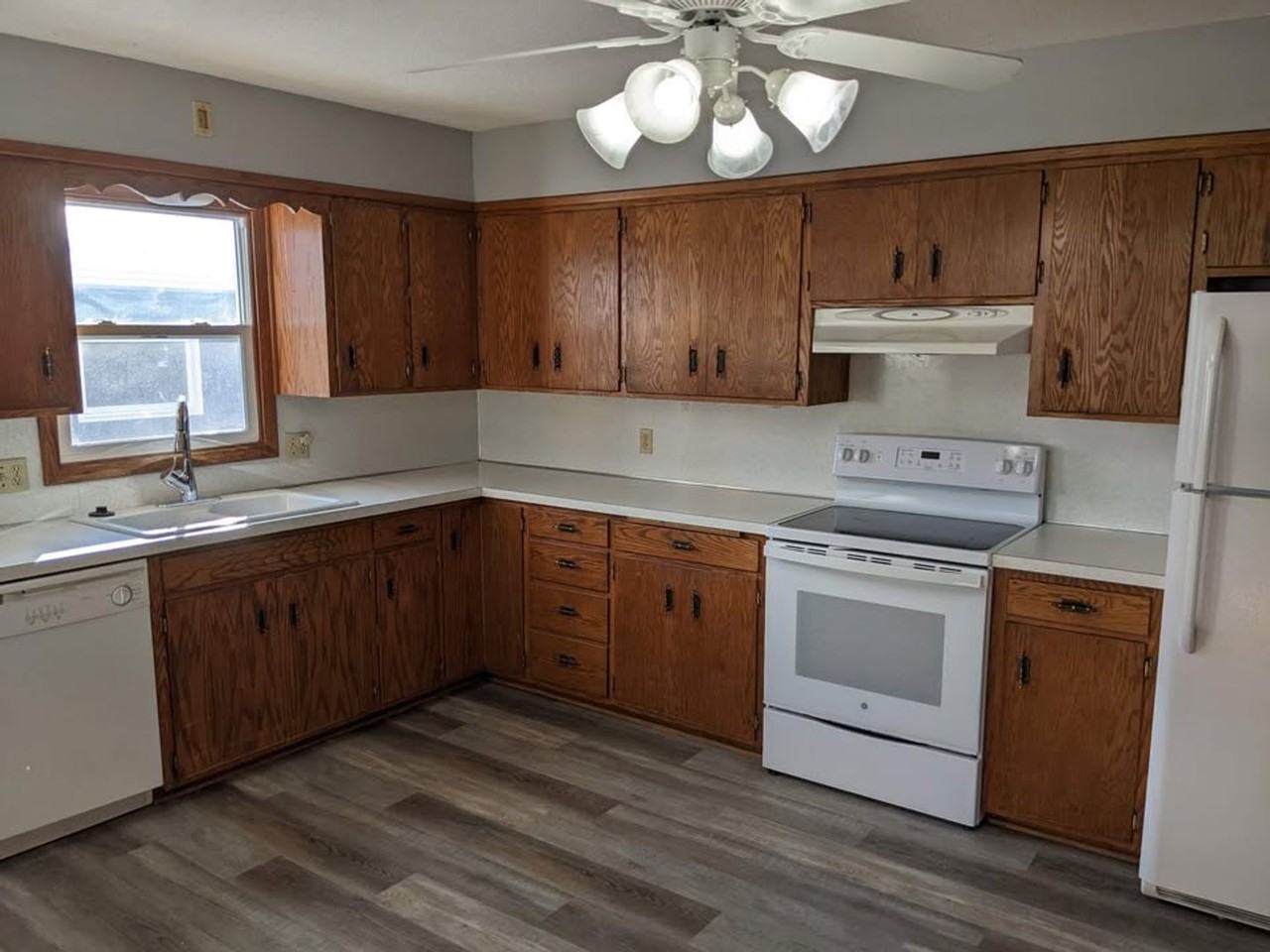 425 Commodore Drive - Photo 5 of 14