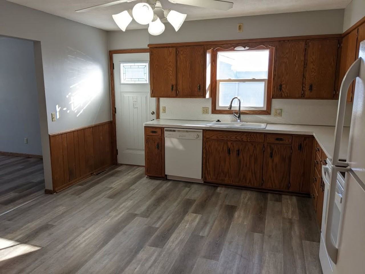 425 Commodore Drive - Photo 6 of 14