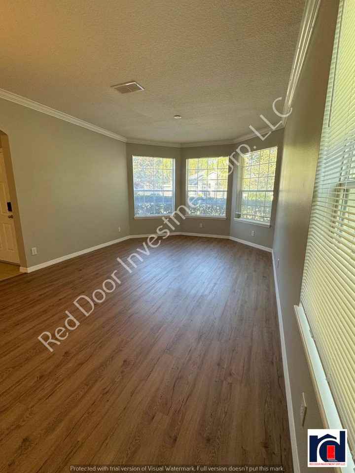 559 Hiawatha Palm Pl - Photo 2 of 50