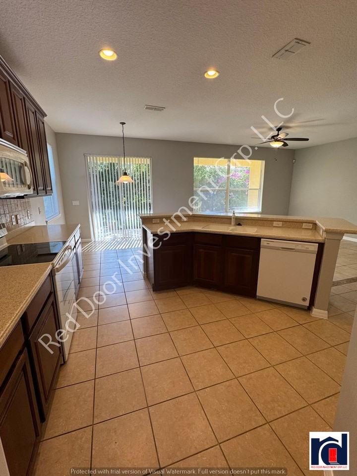 559 Hiawatha Palm Pl - Photo 6 of 50