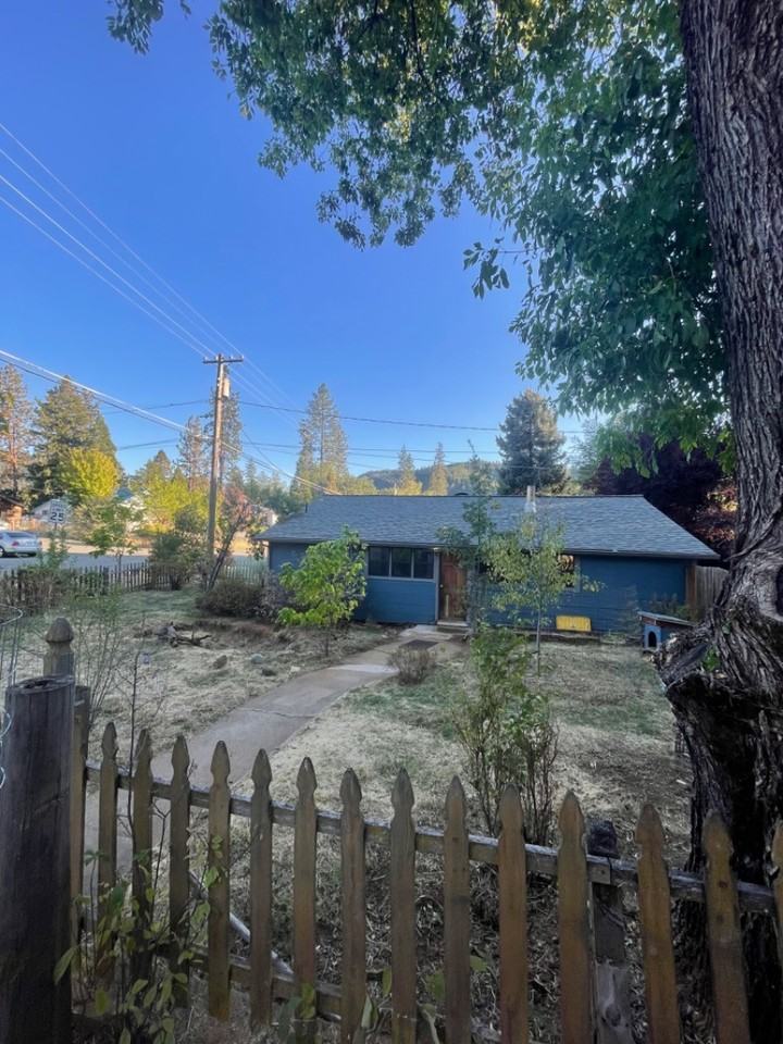 270 Mountain View St - Photo 2 of 18