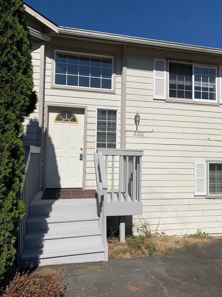 2106 N 155th St - Photo 3 of 35