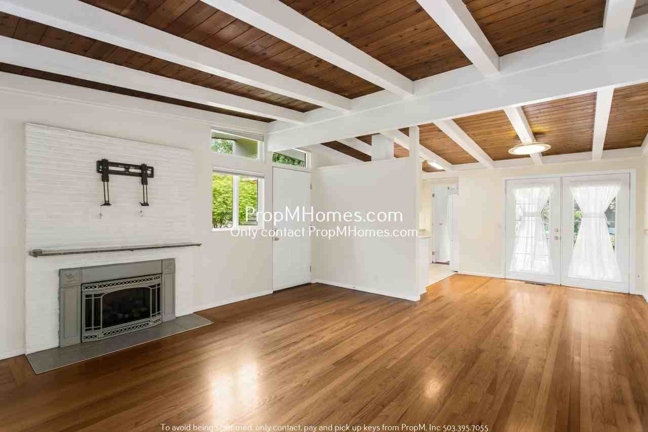 1885 Sw Wellington Ave - Photo 2 of 24