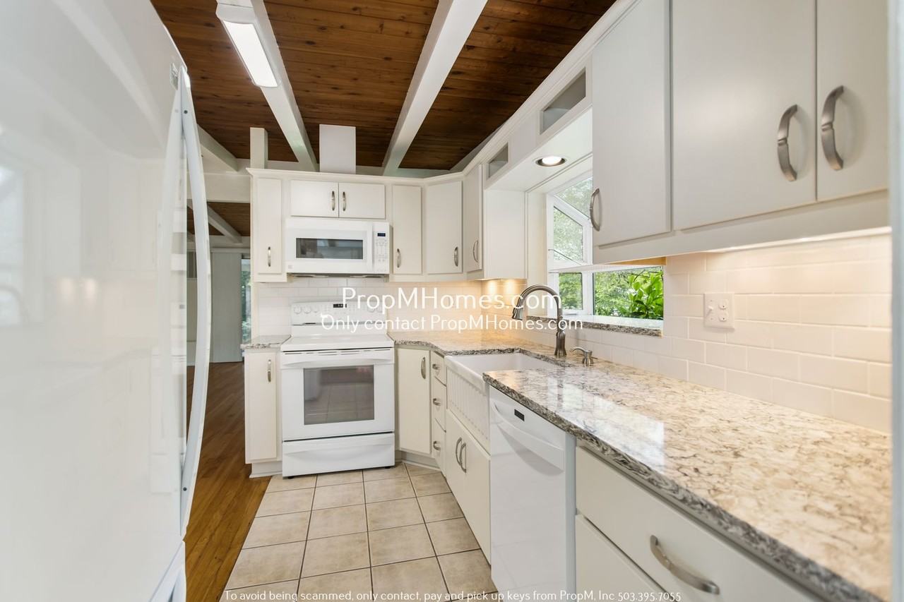 1885 Sw Wellington Ave - Photo 7 of 24