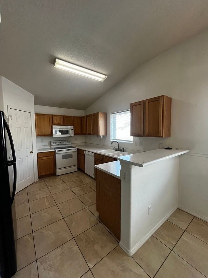 501 Lassen Ct Se - Photo 3 of 12