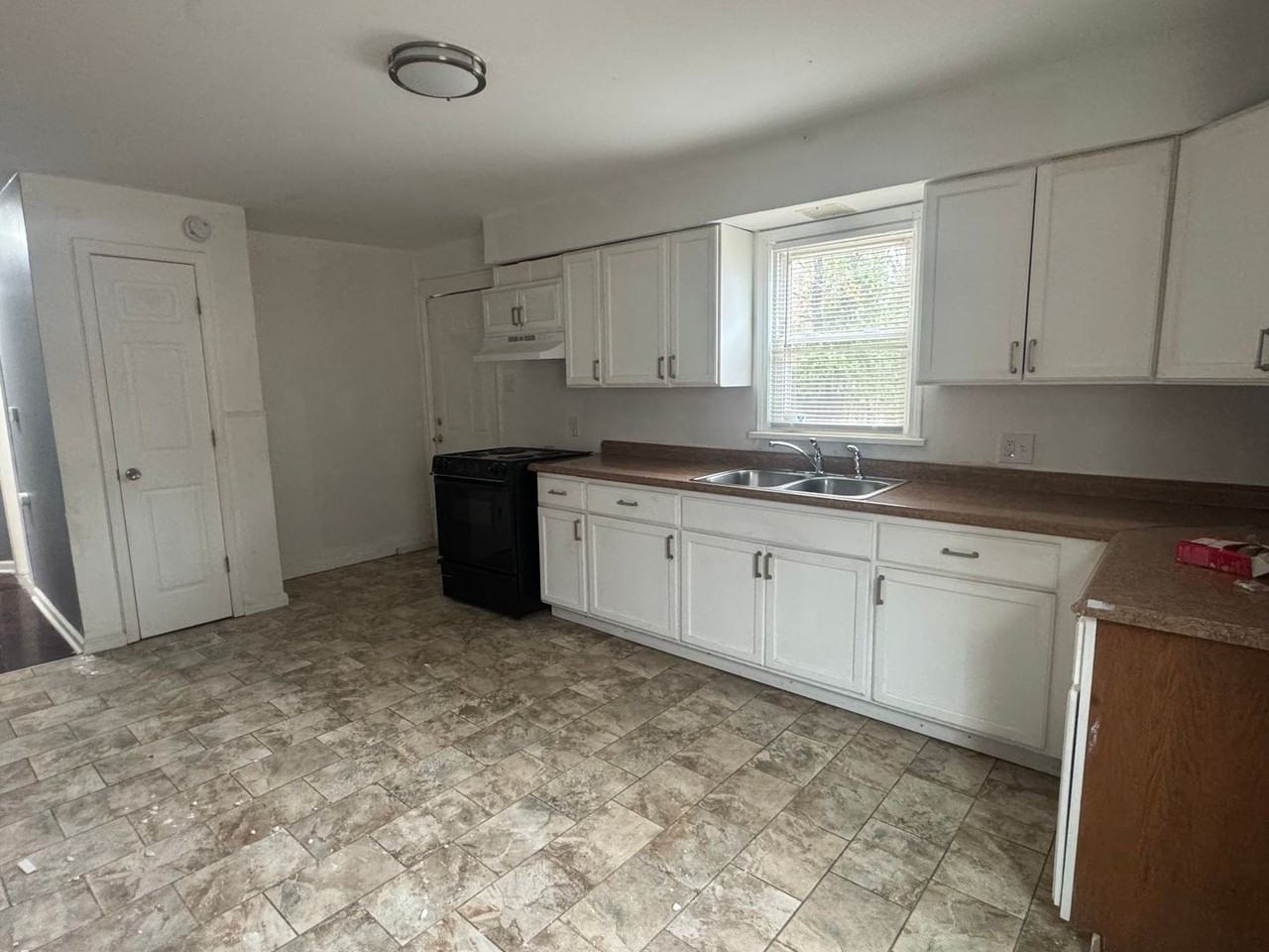 145 North Harvey Avenue - Photo 3 of 11