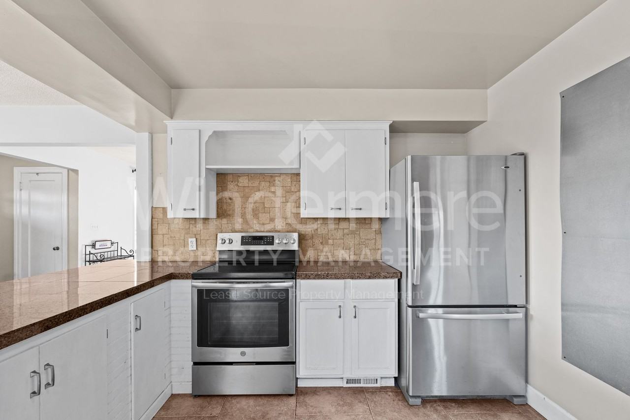 3024 W Grace Ave - Photo 3 of 37