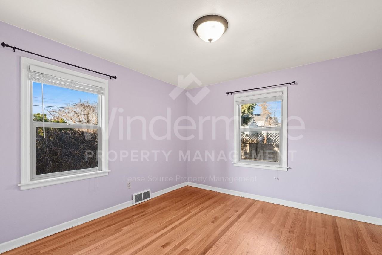 3024 W Grace Ave - Photo 4 of 37