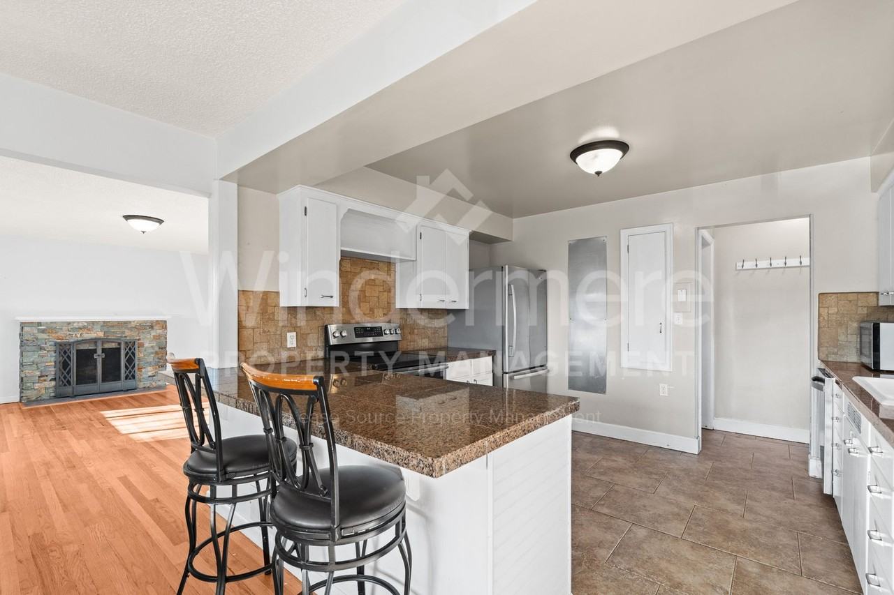 3024 W Grace Ave - Photo 7 of 37