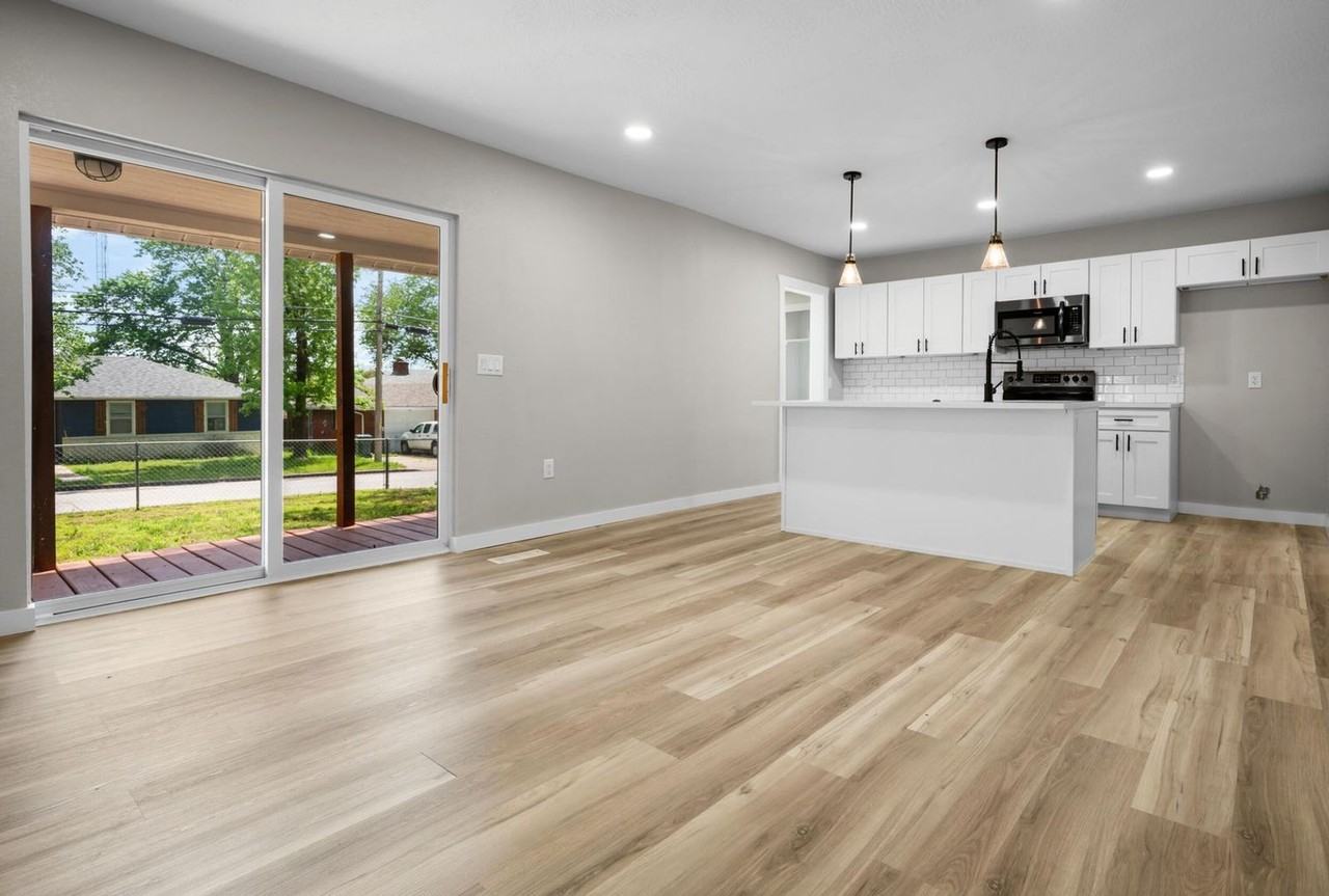 305 N Pike Ave - Photo 2 of 37