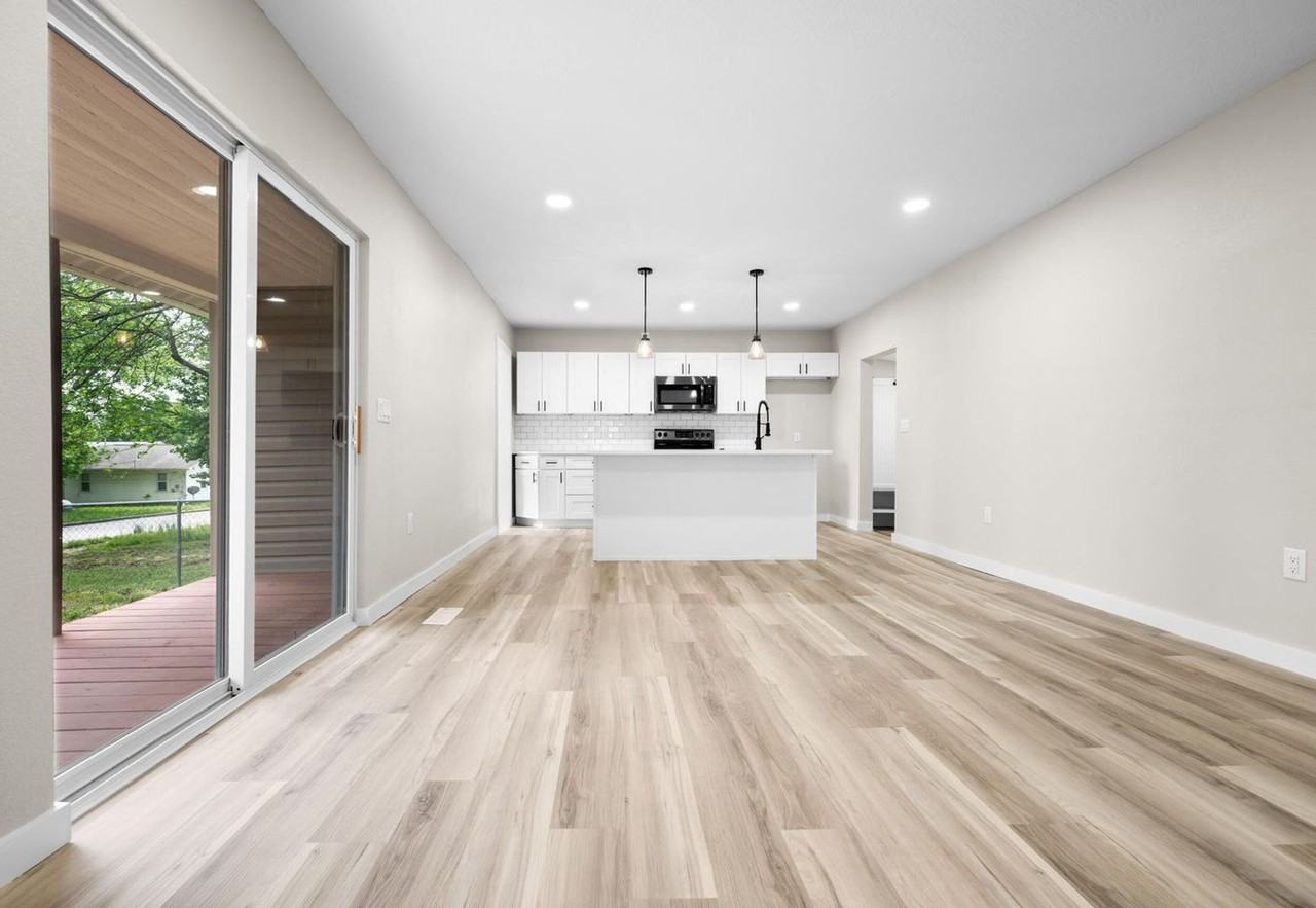 305 N Pike Ave - Photo 3 of 37