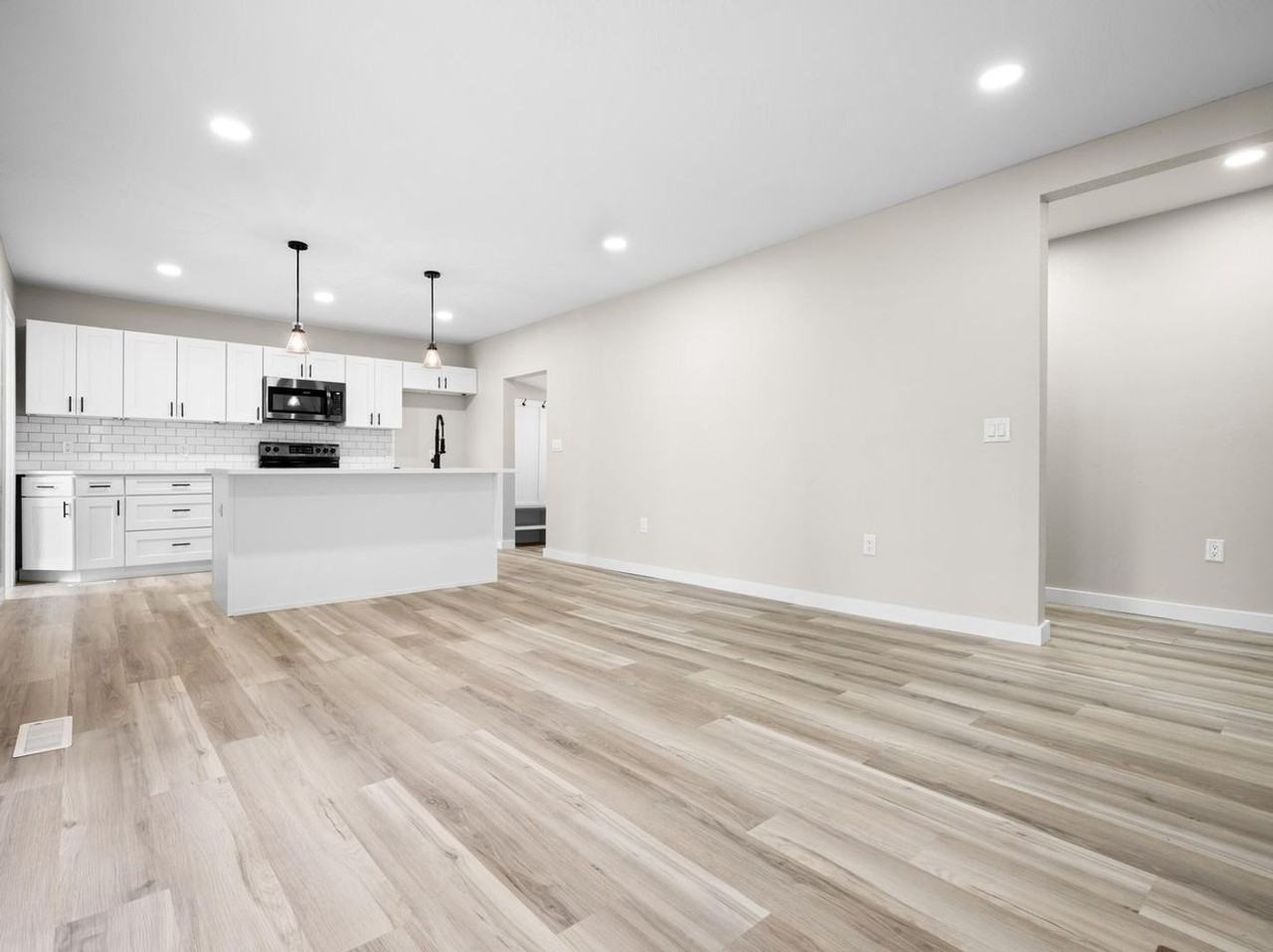 305 N Pike Ave - Photo 4 of 37