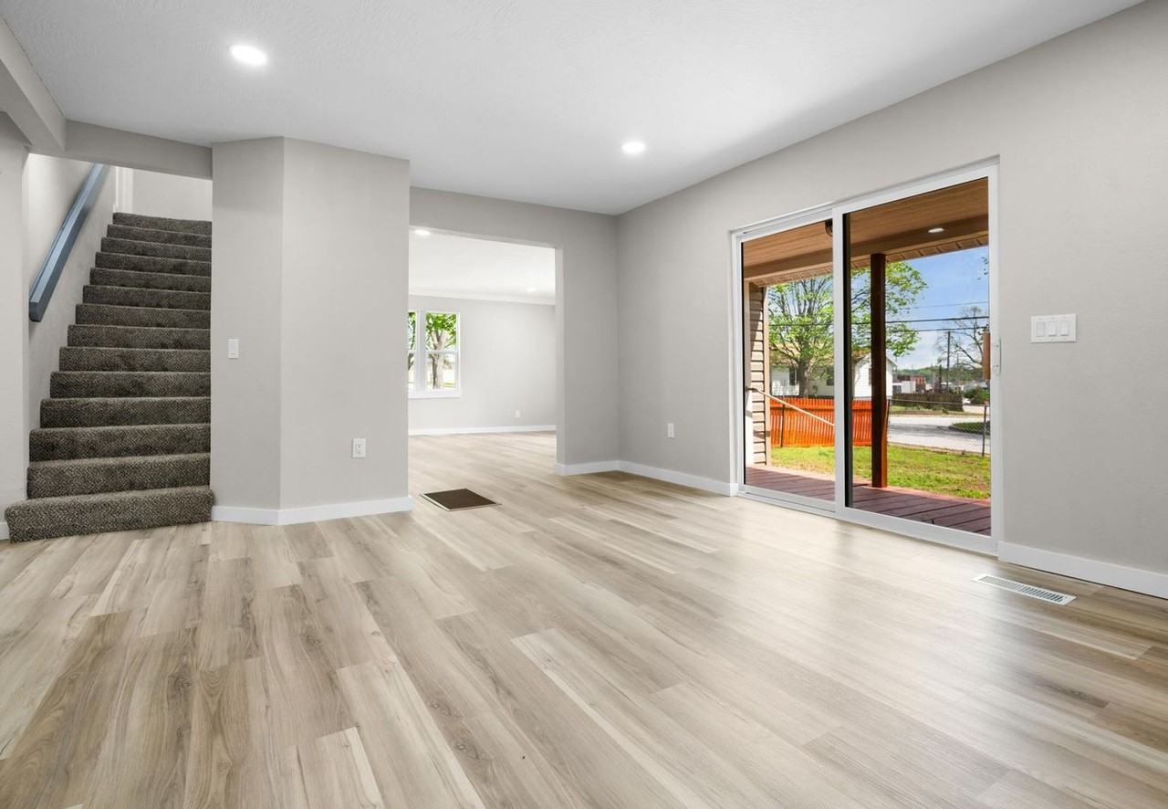 305 N Pike Ave - Photo 5 of 37