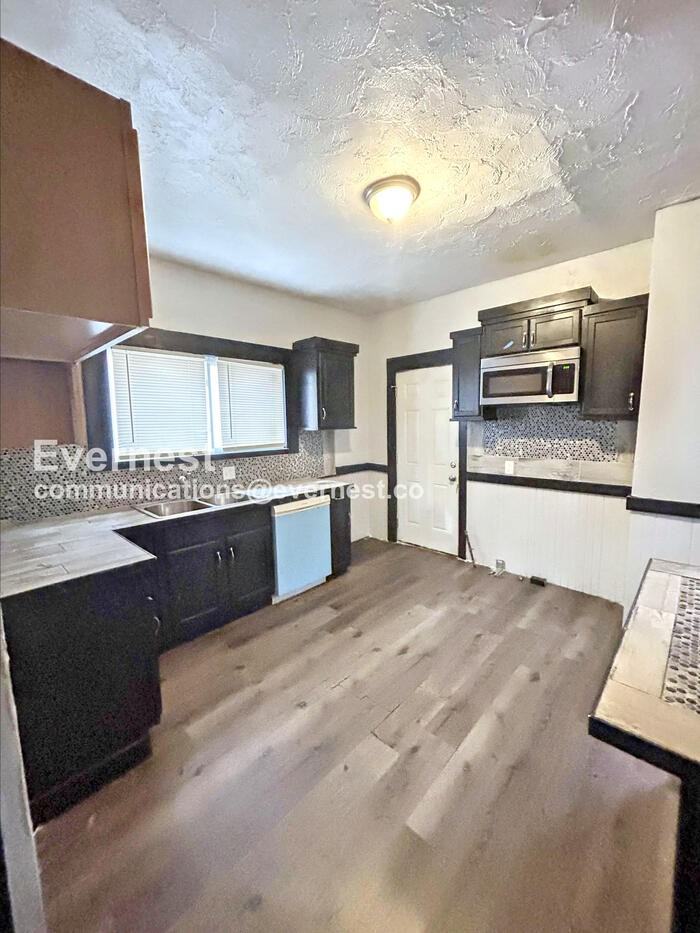 10911 Hathaway Avenue - Photo 2 of 24