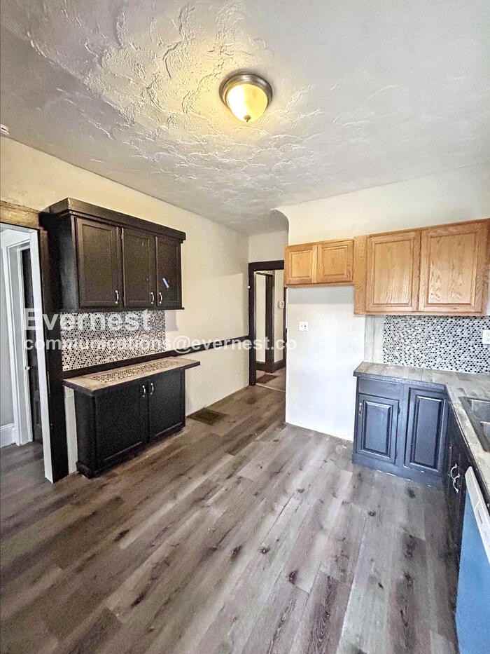 10911 Hathaway Avenue - Photo 3 of 24