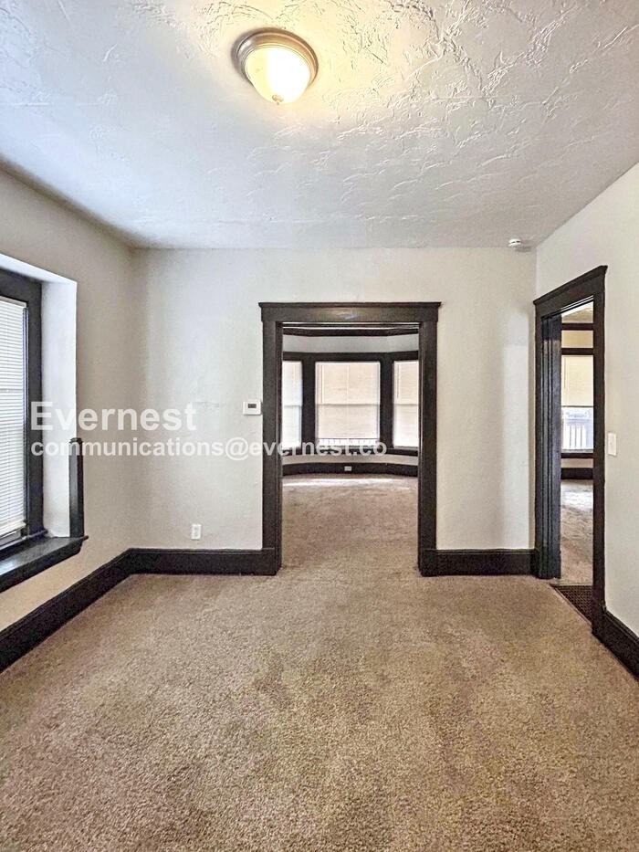 10911 Hathaway Avenue - Photo 5 of 24