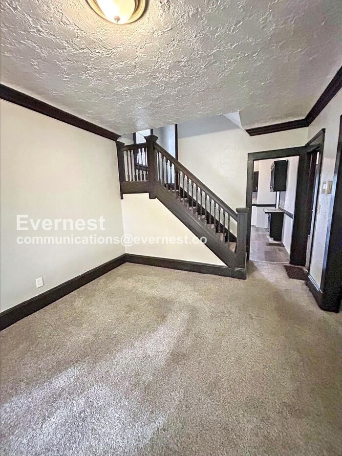 10911 Hathaway Avenue - Photo 7 of 24