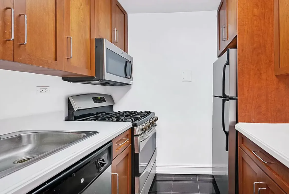 203 E 71st St #8L - Photo 4 of 5